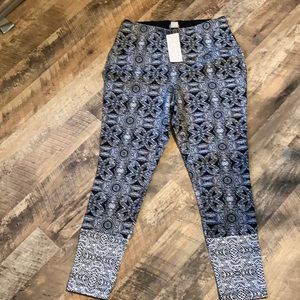 Chico’s zenergy  leggings size 1 (8/10) NWT